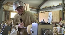 plaatje: �De Makers� afl. 1: Houtkunstenaar maakt duurzame handgemaakte urnen